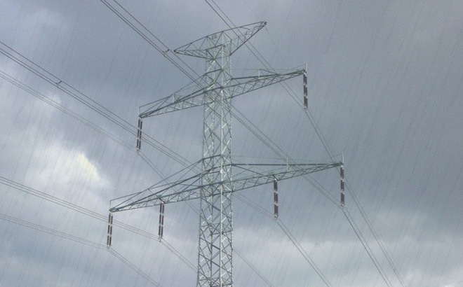 Tại sao đường dây tải điện và trụ điện không bị đoản mạch khi trời mưa